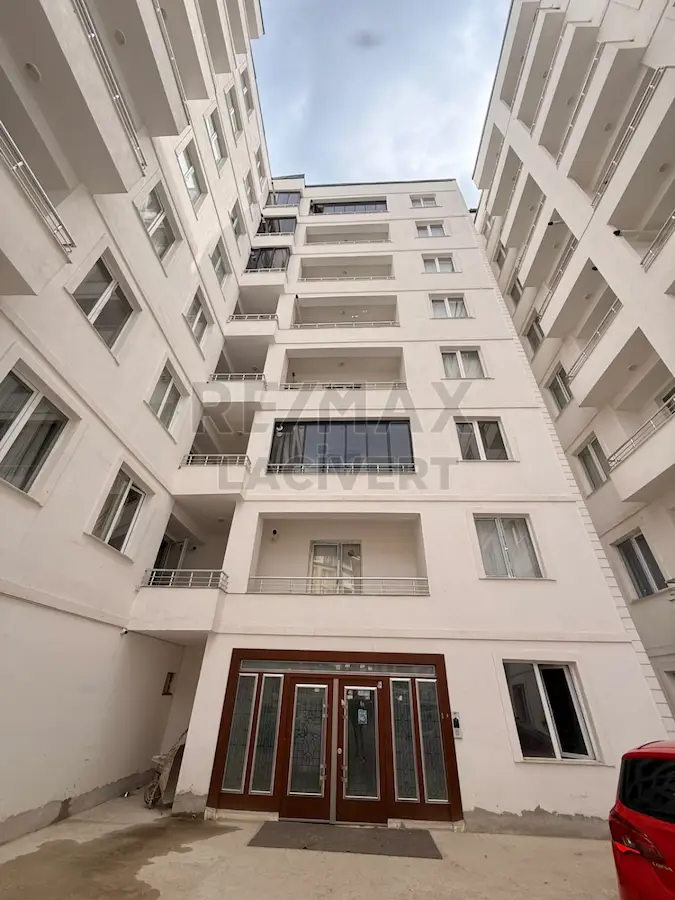 RE/MAX LACİVERT'TEN YILDIZKENT'TE SATILIK 1+1 DAİRE