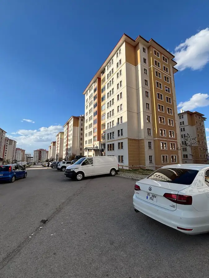 REMAX ARTIS'TEN ABDURRAHMAN GAZI TOKILERDE SATILIK 3+1 DAIRE