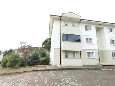 KARAMAN MAHALLESİNDE İÇİ YAPILI 3.KAT MERKEZİ KONUMLU  KİRALIK DAİRE