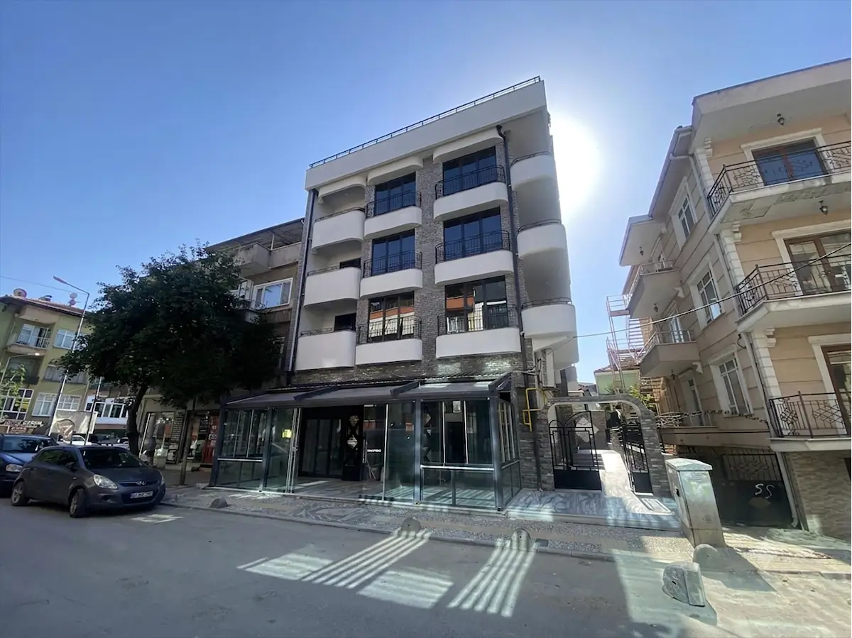 SAKARYA ADAPAZARI CUMH﻿URIYET MAHALLESI’NIN     EN PRESTIJLI NOKTASINDA  ŞEHRIN EN IŞLEK LOKASYONU 