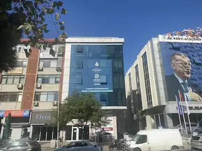 ATAŞEHİR KÜÇÜKBAKKALKÖY’DE İSKANLI TİCARİ BİNADA KİRALIK 3+1 OFİS