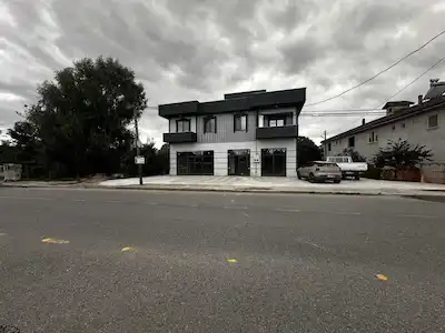 ADAPAZARI BUDAKLARDA CADDE ÜZERİ 116M2 İŞ YERİ
