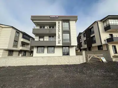 REMAX İLKE'DEN DADAŞKENT'TE ANAYOL ÜZERİ 2+0 SATILIK DAİRE