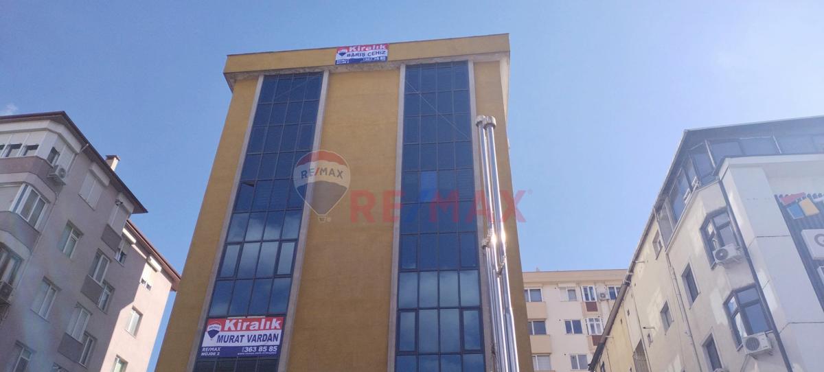 Kozyatağı Merkezde Kiralık Teraslı Geniş Kullanımlı Ofis