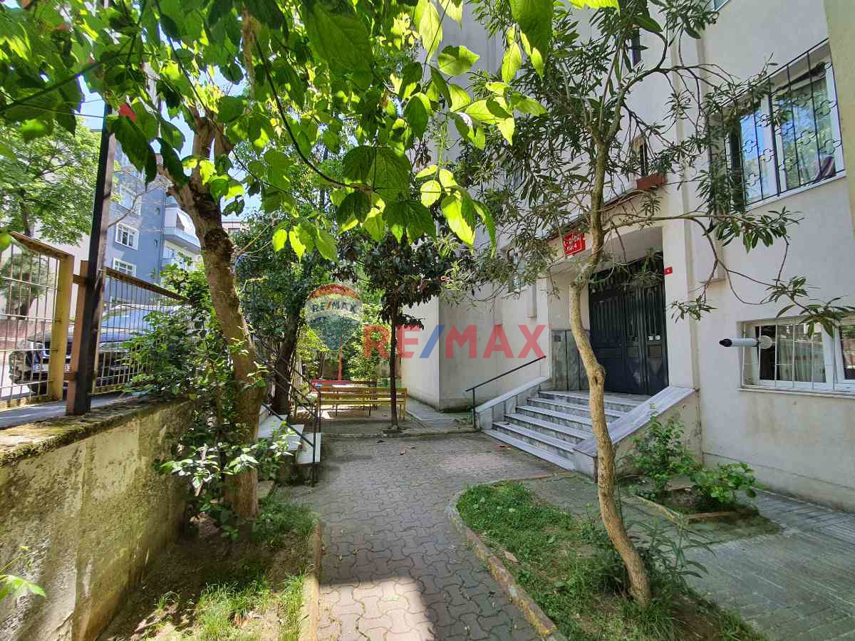 UĞUR MUMCU YATIRIMLIK SITE VE YEŞILLIKLER İÇINDE 3+1 