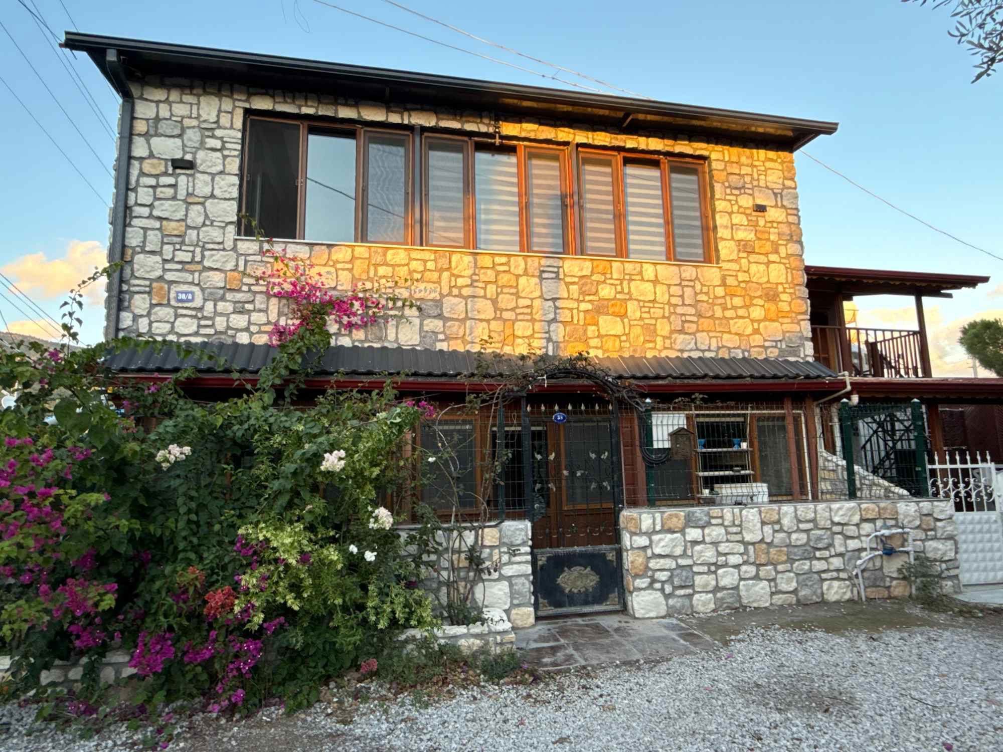 MENDERES GÜMÜLDÜR'DE FULL EŞYALI KIRALIK DAIRE