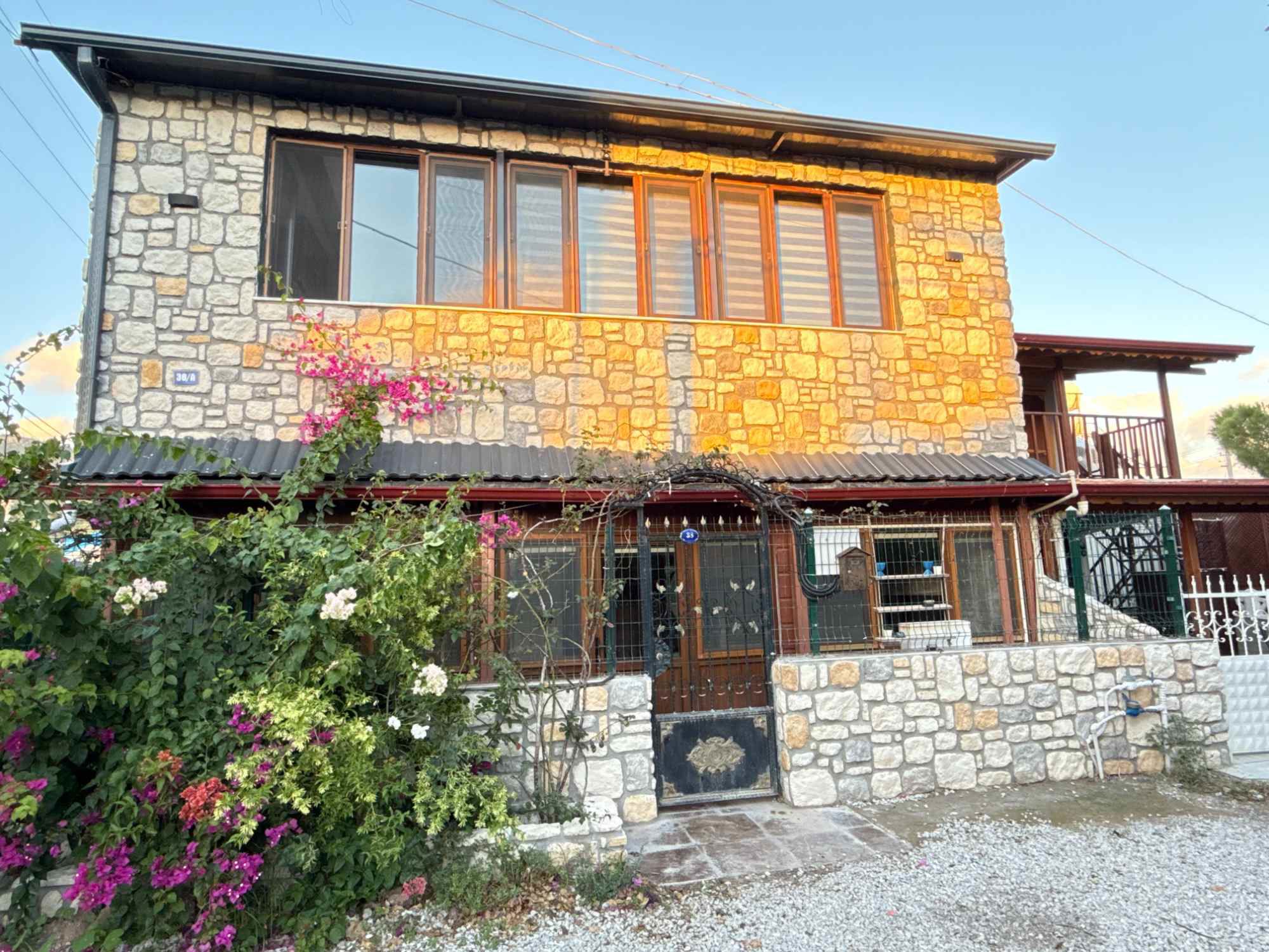 MENDERES GÜMÜLDÜR'DE FULL EŞYALI KIRALIK DAIRE