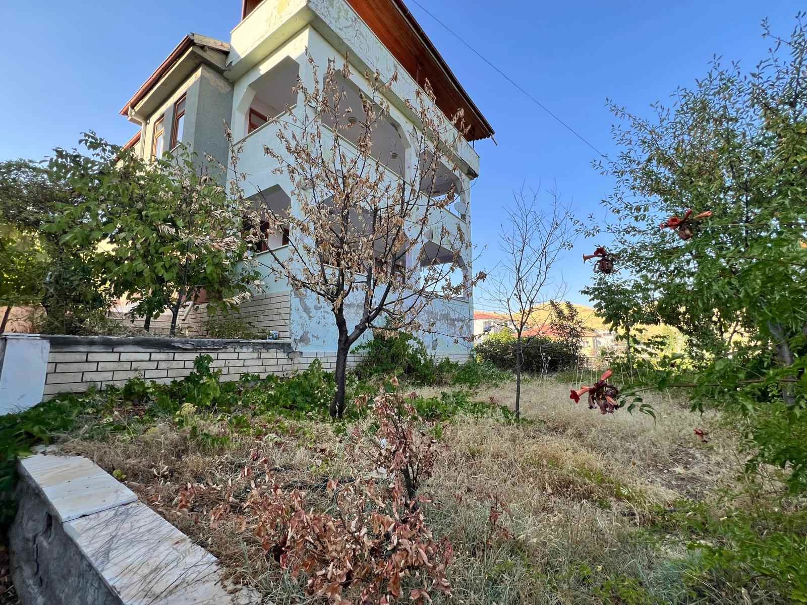 REMAX DOĞU SİVRİCE MAVİ GÖL YANINDA YOLA SIFIR SATILIK TRIBLEX