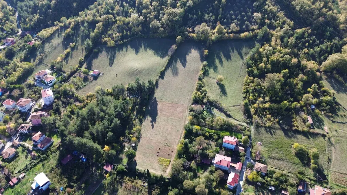 TURIZM BÖLGESINDE,GÖL MANZARALI & ÖZEL YOLU OLAN 9.960 METREKARE
