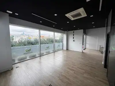KADIKÖY E-5 ÜZERİ GOLDEN PLAZA 'DA KİRALIK SHOWROOM MAĞAZA