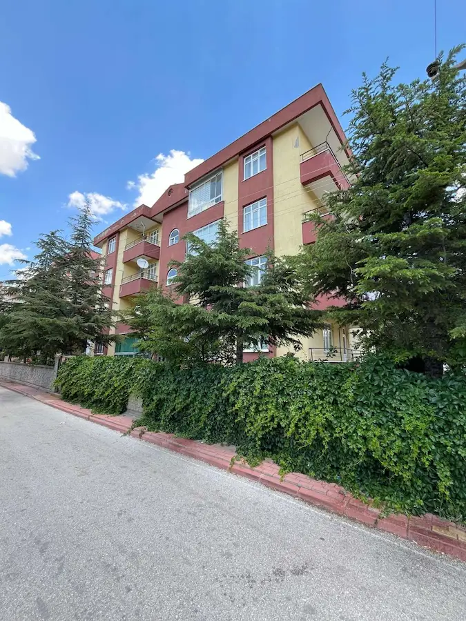 KOSOVA MAHALLESİNDE YEŞİLLİKLER İÇİNDE MÜSTAKİL TADINDA GÜNEY CEPHE 3+1 SATILIK DAİRE 
