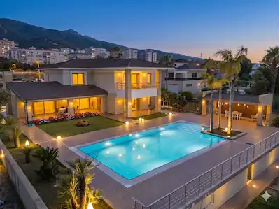 NARLIDERE ALTIEVLER'DE 4.000 M2 ARAZİ İÇİNDE MÜSTAKİL VİLLA