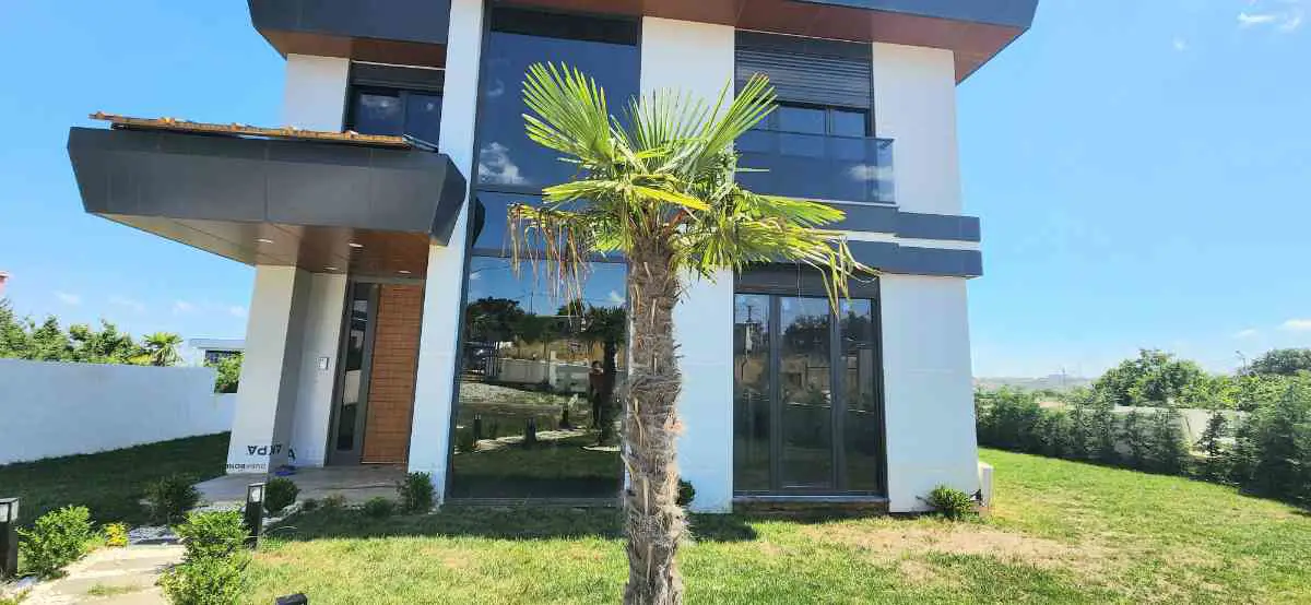 TUZLA TEPEÖREN DE MÜSTAKIL HAVUZLU VILLA
