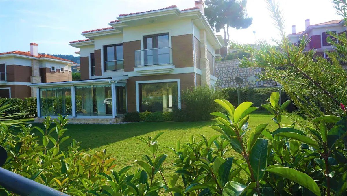 REMAX YELKEN'DEN GÜZELBAHÇE DE HAVUZLU GÜVENLİKLİ SİTE İÇİ TAM MÜSTAKİL VİLLA