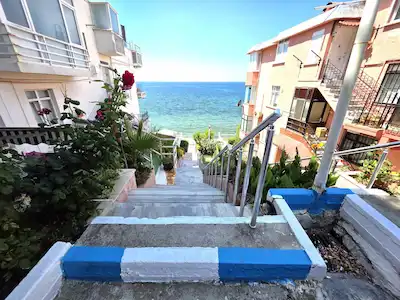 SATILIK PLAJA SIFIR FUL TADİLATLI DENİZ MANZARALI 250 M2 DAİRE