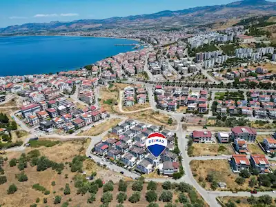 DİKİLİ GAZİPAŞA MAHALLESİ SARDUNYA SİTESİ'NDE SATILIK 4+1 VİLLA