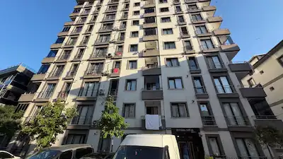 ÜMRANİYE İSTİKLAL DE METROYA 8 DAKİKA SATILIK 3+1 BAHÇE KATI