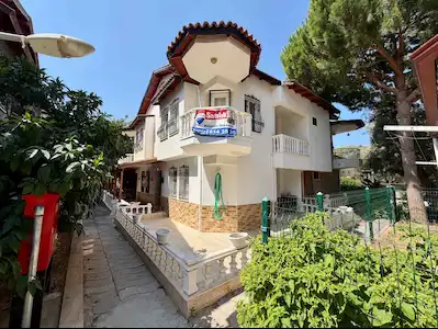 KUŞADASI BAYRAKLIDEDE MEHMET ŞÜKRÜ PAT SİTESİ'NDE SATILIK GENİŞ İKİZ VİLLA
