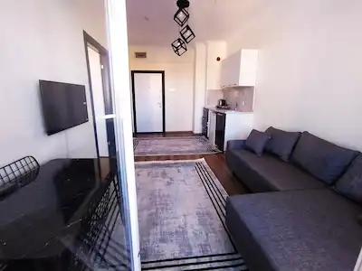 ÜNİVERSİTE VE HAVAALANI YAKININDA FULL EŞYALI KİRALIK 1+1 DAİRE