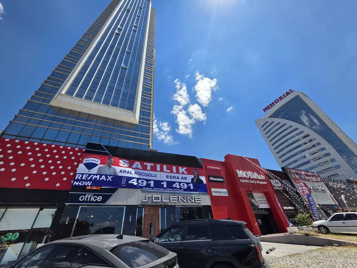 MEVLANA BULVARI ÜZERINDE YELKEN PLAZA'DA SATILIK SHOWROOM-MAĞAZA