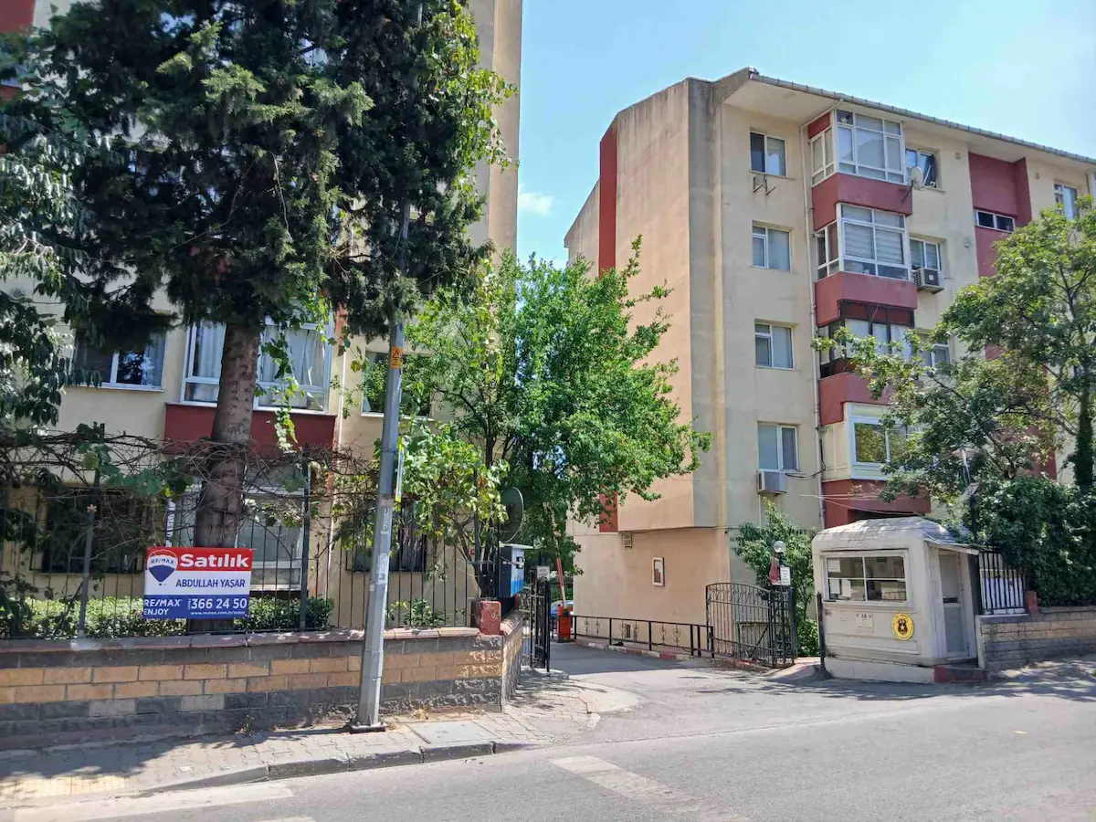 | KARTAL | SARAÇ SİTESİNDE GENİŞ VE BAKIMLI 3+1 SATILIK DAİRE