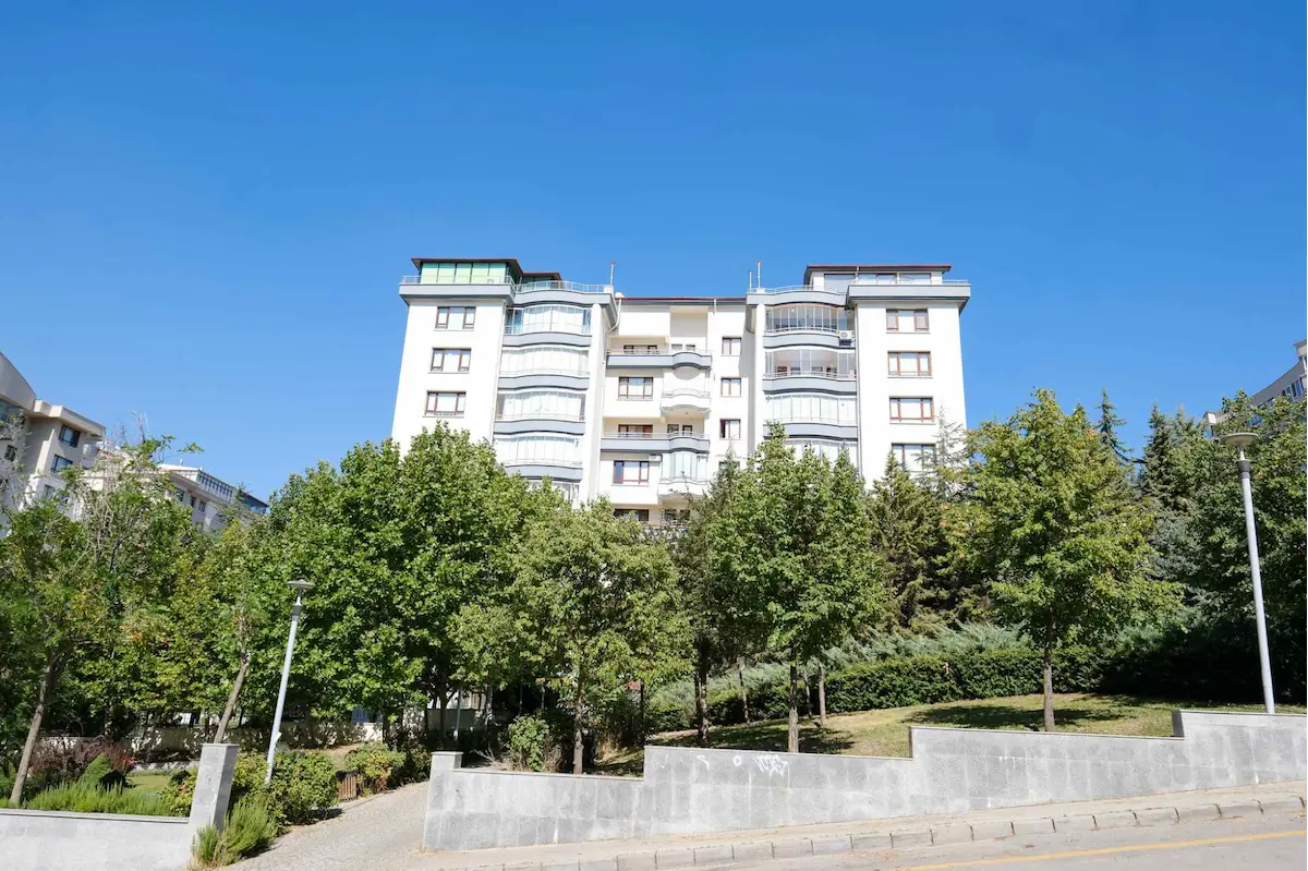 ÇUKURAMBARIN MERKEZINDE SATILIK 4+1 GENIŞ DAIRE HERŞEYE YAKIN HARIKA KONUM