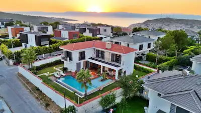 ÇEŞME’DE ÖZEL TASARIM 6+1 SATILIK TAM MÜSTAKİL VİLLA
