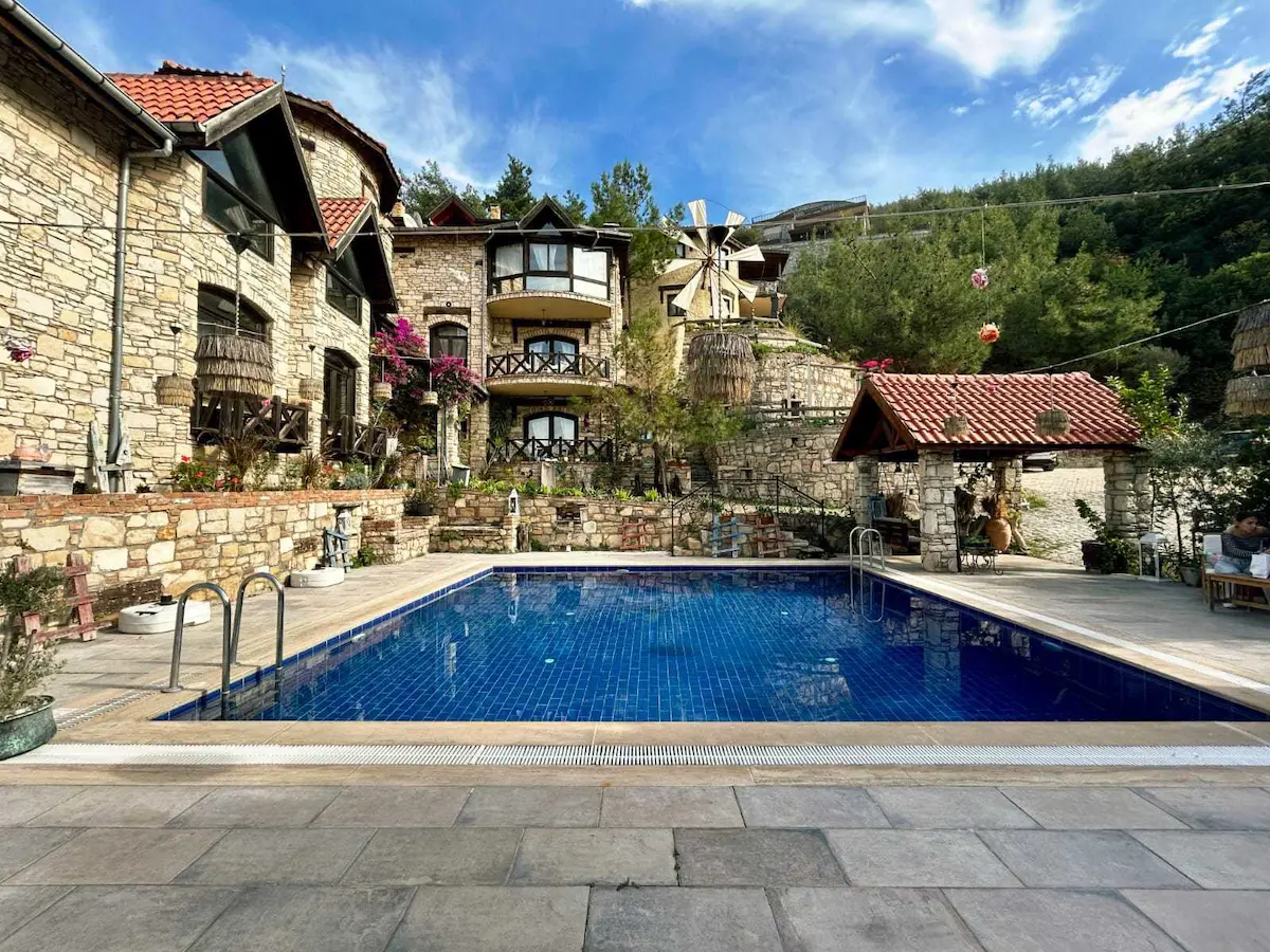 YATIRIMCISINA HAZIR: TAŞ MIMARILI, DENIZ MANZARALI, SATILIK 17 ODALI BUTIK OTEL TESİSİ
