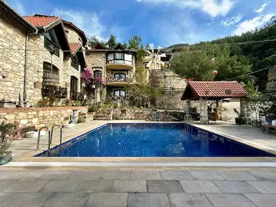 YATIRIMCISINA HAZIR: TAŞ MIMARILI, DENIZ MANZARALI, SATILIK 17 ODALI BUTIK OTEL TESİSİ