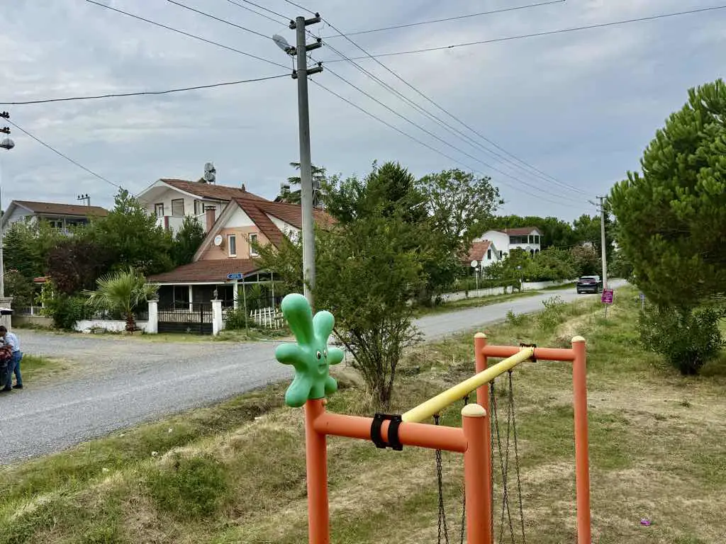 ASUMAN MÜTEVELLİOĞLU’NDAN SATILIK DENİZE SIFIR KÖŞE KONUMLU KARŞISI PARK OLAN YAZLIK