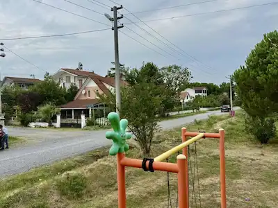 ASUMAN MÜTEVELLİOĞLU’NDAN SATILIK DENİZE SIFIR KÖŞE KONUMLU KARŞISI PARK OLAN YAZLIK