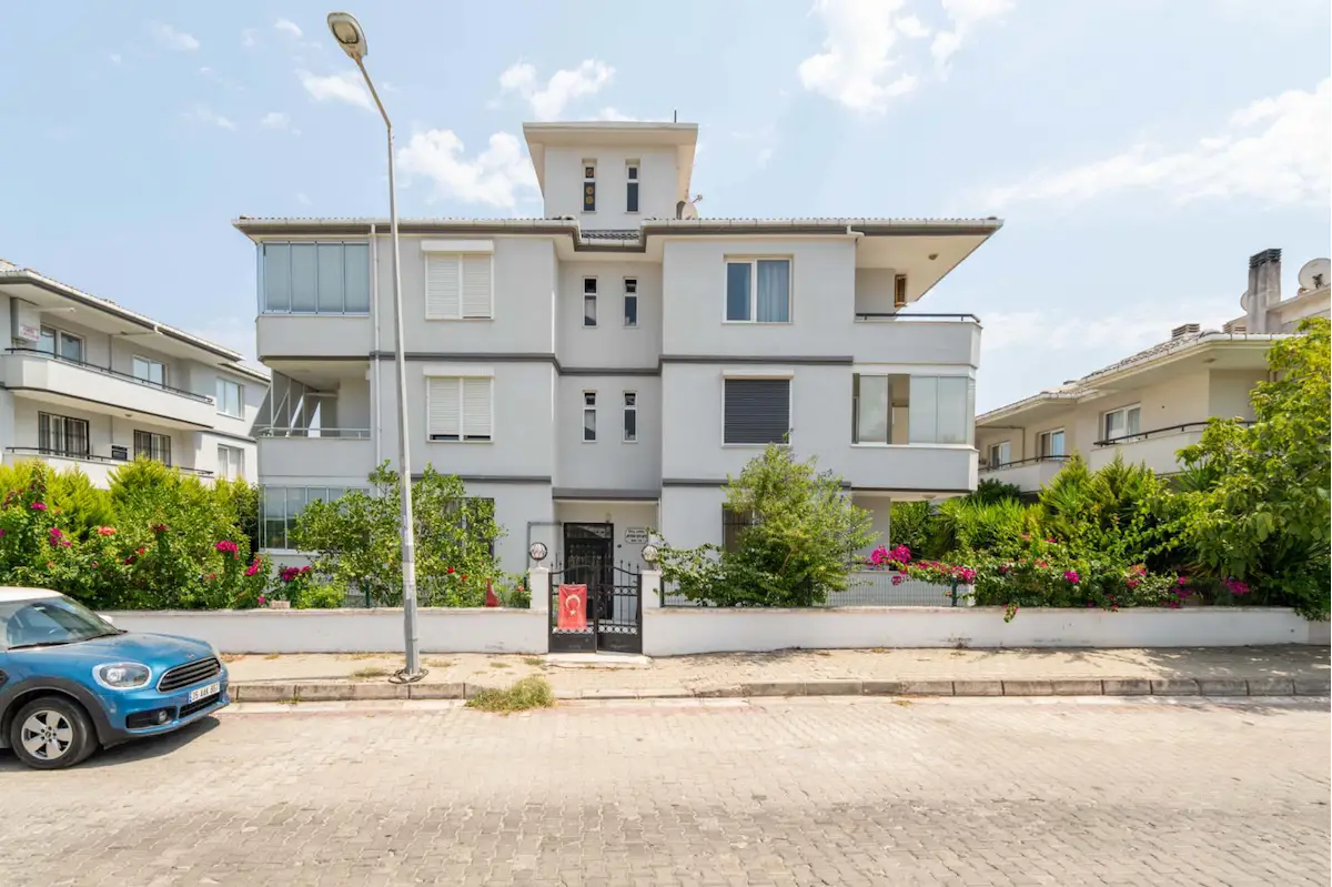 HALILLE GÜZELBAHÇE'DEN DENIZE 100 MT. MERKEZI KONUMDA DAIRE