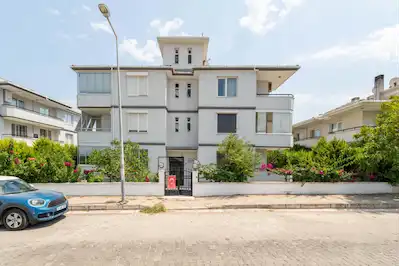 HALILLE GÜZELBAHÇE'DEN DENIZE 100 MT. MERKEZI KONUMDA DAIRE