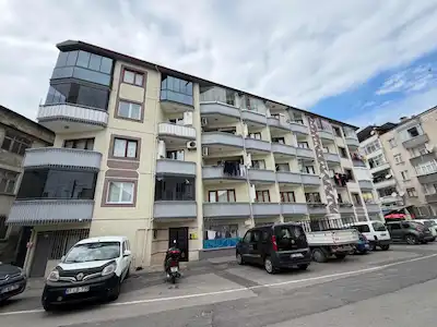 ATAPARKTA MEYDANA YÜRÜME MESAFESINDE 4+1 KIRALIK DAIRE