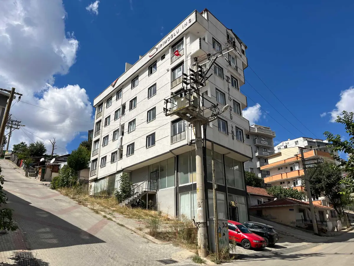 GEBZE MİMARSİNAN MAH. MERKEZİ KONUMLU İSKANLI 2+1 BOŞ DAİRE