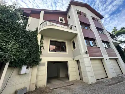 TUZLA AYDINLI’DA GÜNEY CEPHELİ 5+1 | 250 M² NET | 3 BANYOLU, BALKONLU, BOŞ KİRALIK VILLA