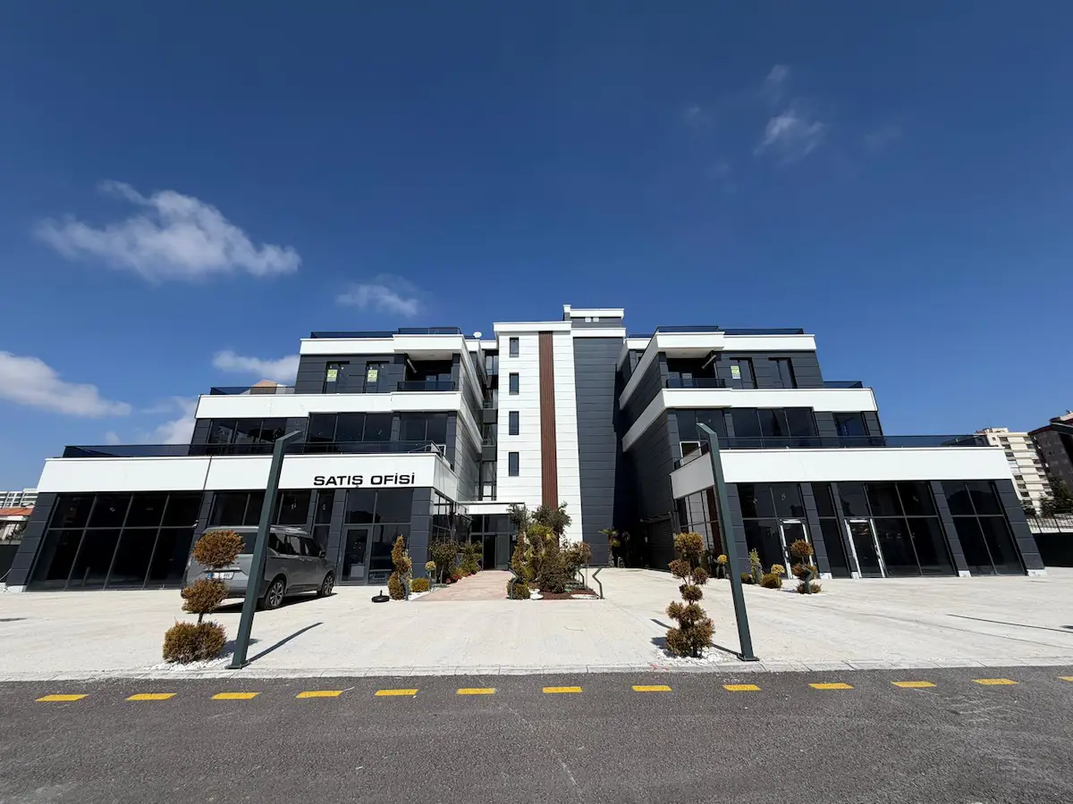 YAŞAMKENT CADDE ÜZERI TERASLI KIRALIK KÖŞE DÜKKAN