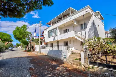 ÇANDARLI ADA MAHALLESİ'NDE 2 TAPULU,5 DAİRELİ SATILIK 