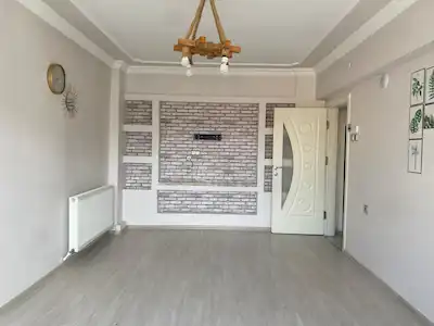 DEVOĞLU CADDESİ’NDE KOMPLE YENİLENMİŞ, ÇİFT WC’Lİ KİRALIK DAİRE