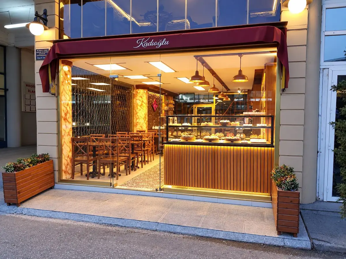 KEÇECİ İŞ MERKEZİ ANA GİRİŞİNDE DÜZ GİRİŞ DEVREN CAFE