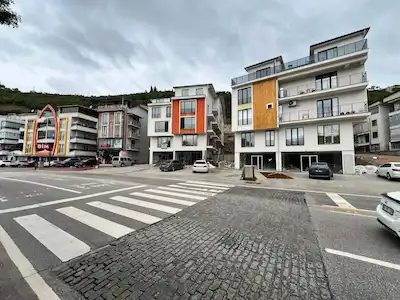 KISA DÖNEME UYGUN ABONELİKLERİ AÇIK SIFIR EŞYALI 2+1 DAİRE