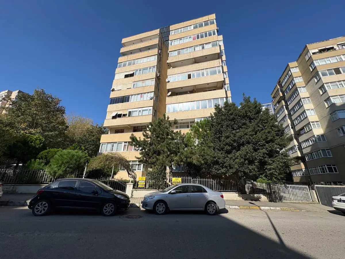 KADIKÖY MERDİVENKÖY ONAY SİTESİ’NDE 3+1 | 120 M² BRÜT | BALKONLU | BOŞ