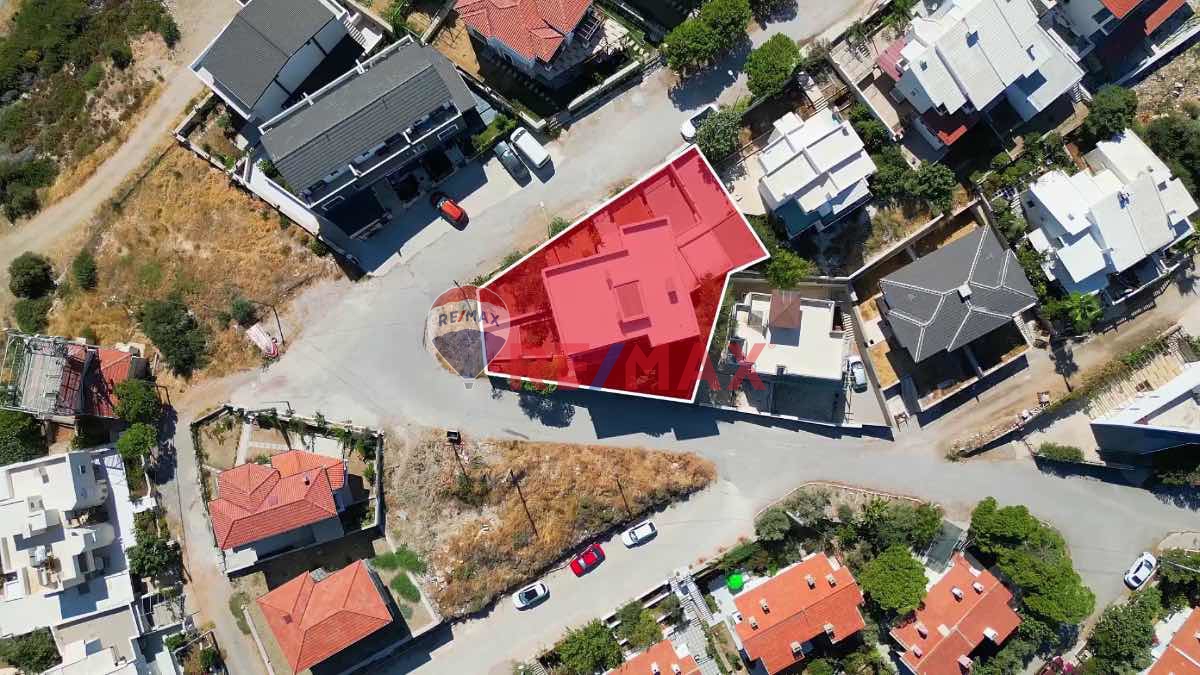 KARABURUN'UN KALBİNDE EŞSİZ DENİZ MANZARALI TAM MÜSTAKİL VİLLA