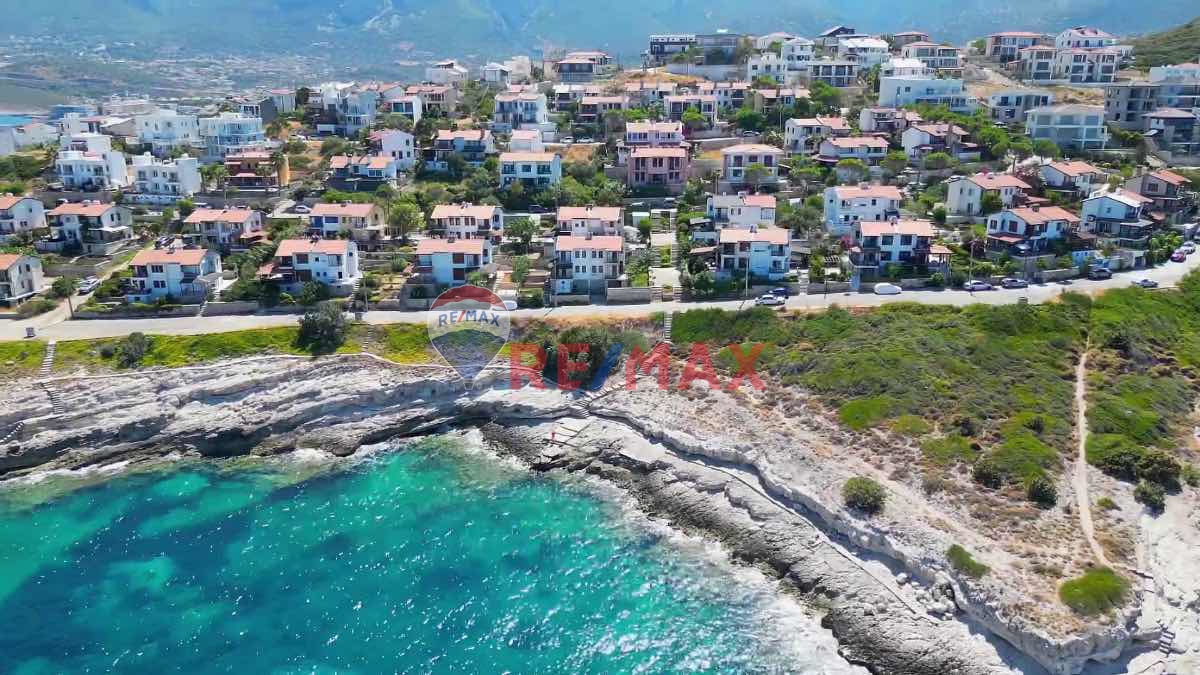 KARABURUN'UN KALBİNDE EŞSİZ DENİZ MANZARALI TAM MÜSTAKİL VİLLA