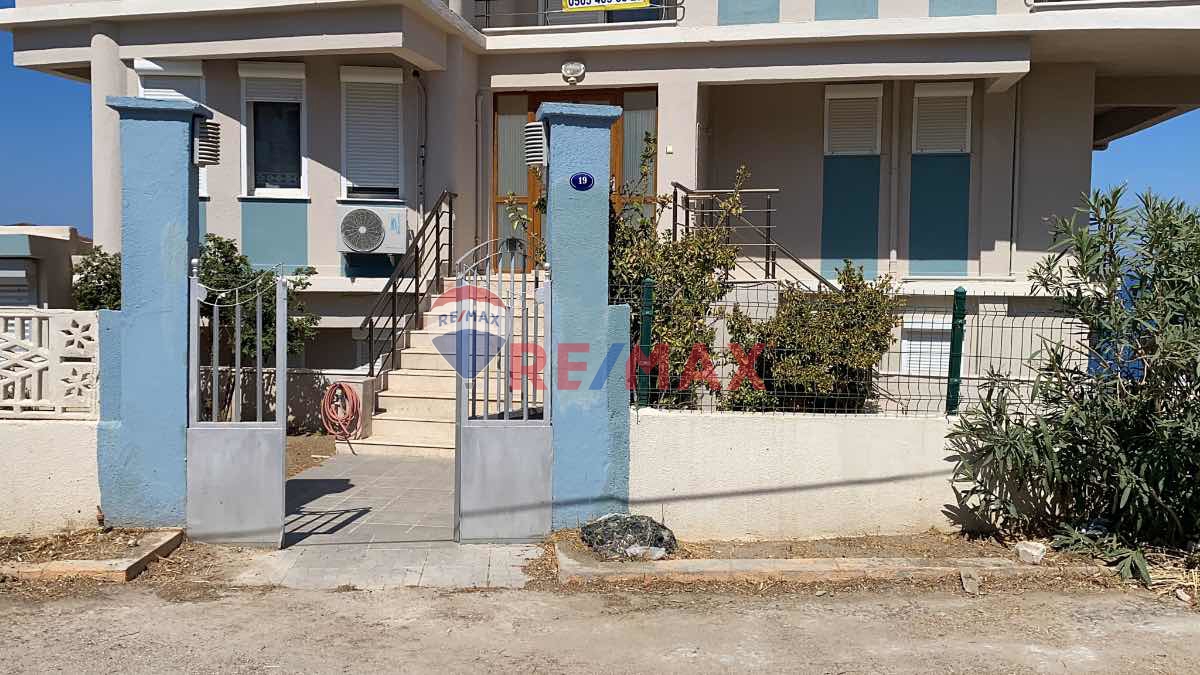 KARABURUN'UN KALBİNDE EŞSİZ DENİZ MANZARALI TAM MÜSTAKİL VİLLA