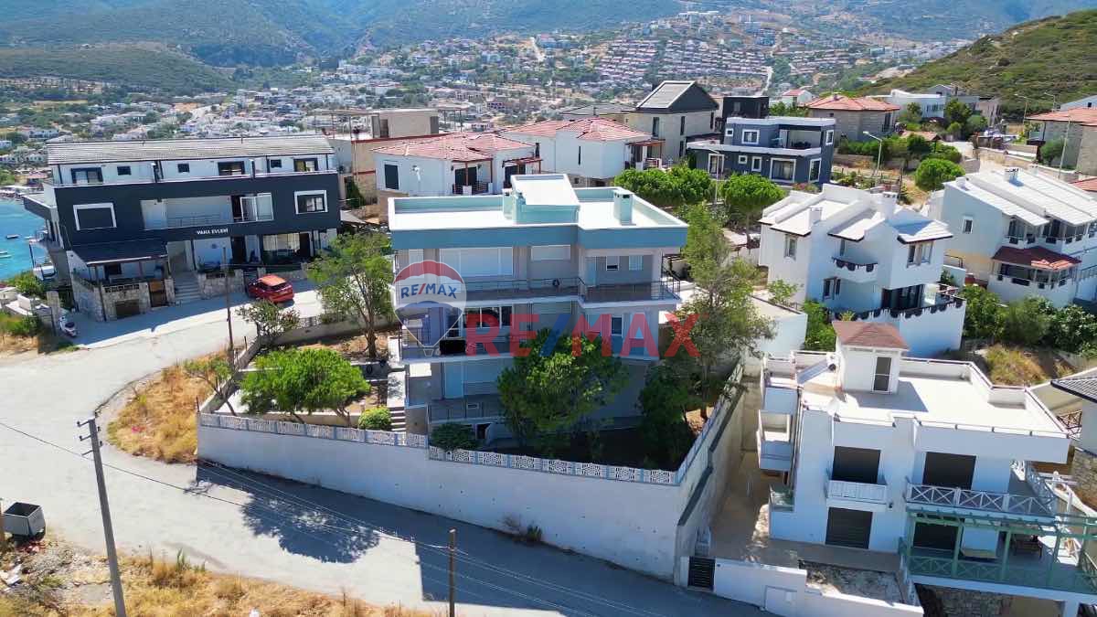 KARABURUN'UN KALBİNDE EŞSİZ DENİZ MANZARALI TAM MÜSTAKİL VİLLA