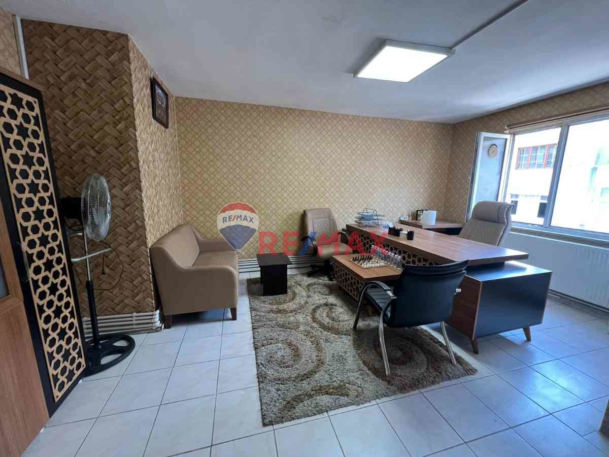 ŞARK İŞ MERKEZİNDE CADDE CEPHELİ 6 BÖLÜMDEN OLUŞAN OFİS