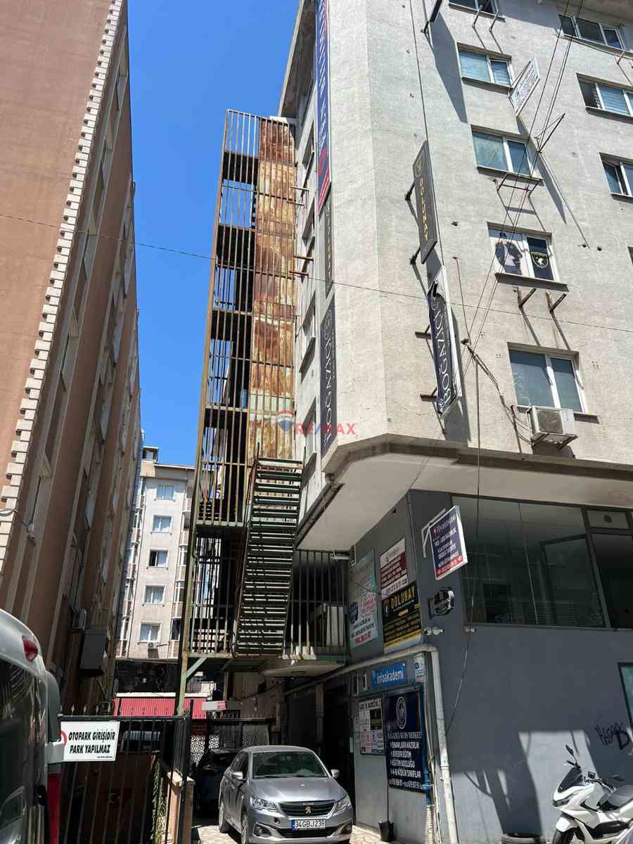 ŞARK İŞ MERKEZİNDE CADDE CEPHELİ 6 BÖLÜMDEN OLUŞAN OFİS