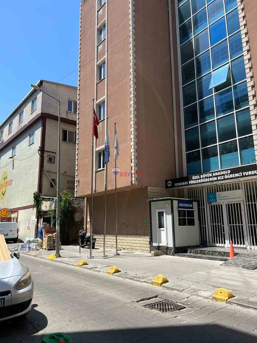 ŞARK İŞ MERKEZİNDE CADDE CEPHELİ 6 BÖLÜMDEN OLUŞAN OFİS