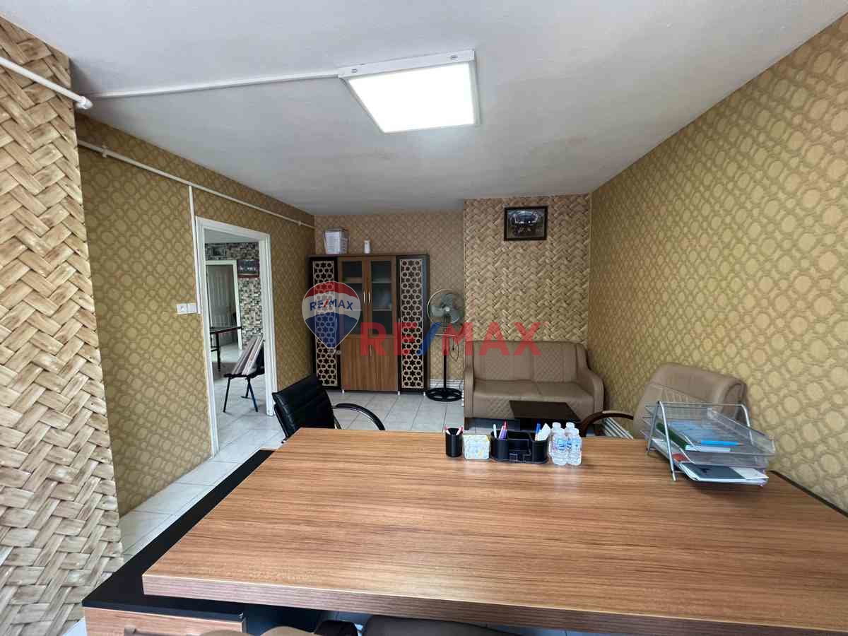 ŞARK İŞ MERKEZİNDE CADDE CEPHELİ 6 BÖLÜMDEN OLUŞAN OFİS